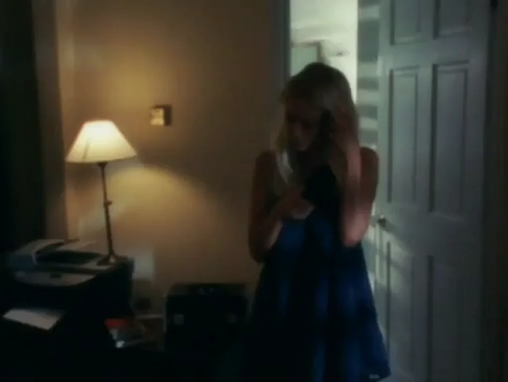 Jenna Jameson using tip of the comb as a dildo (2002)