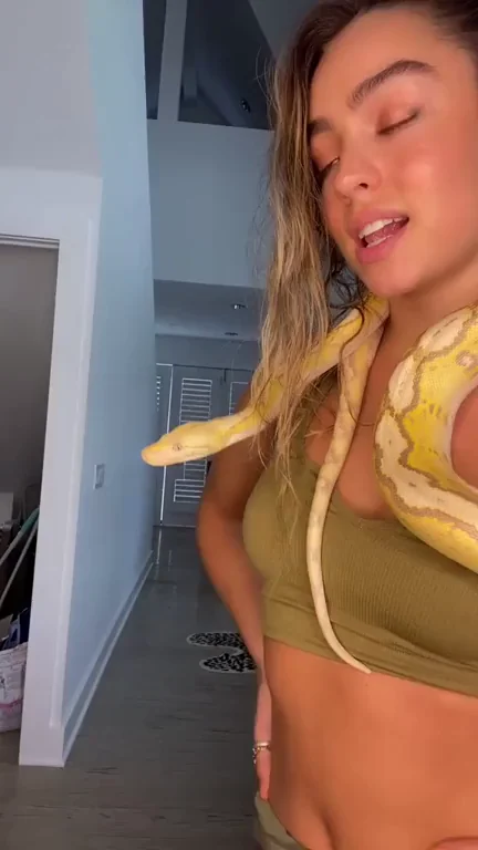 Sommer Ray's Snake Tease Dance 🐍🍑🔥