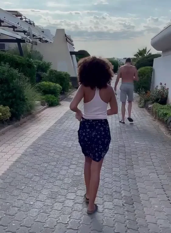Hi guys I'm sorry but I'm walking and I need a jump please