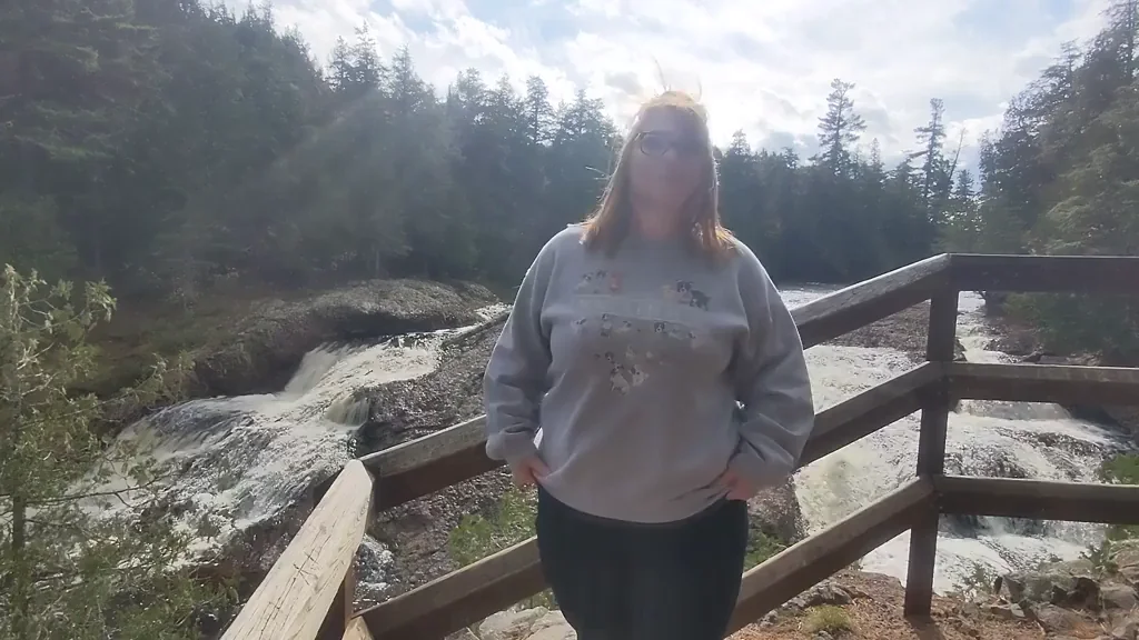 Bbw flashing on a busy public trail