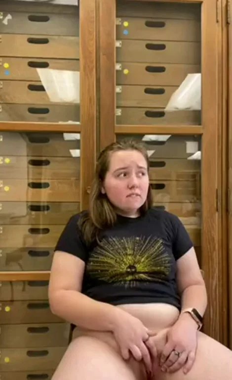 Studying my pussy in the lab