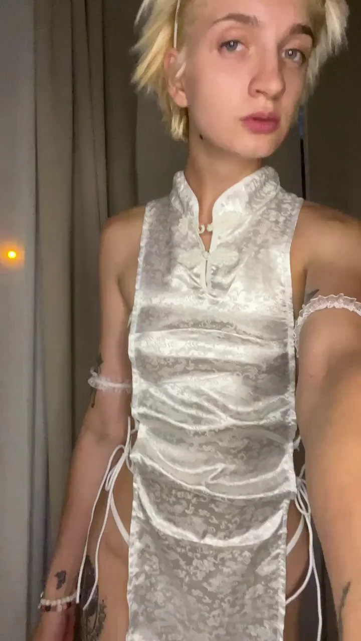 Tiny tits needs to be shown off (f)