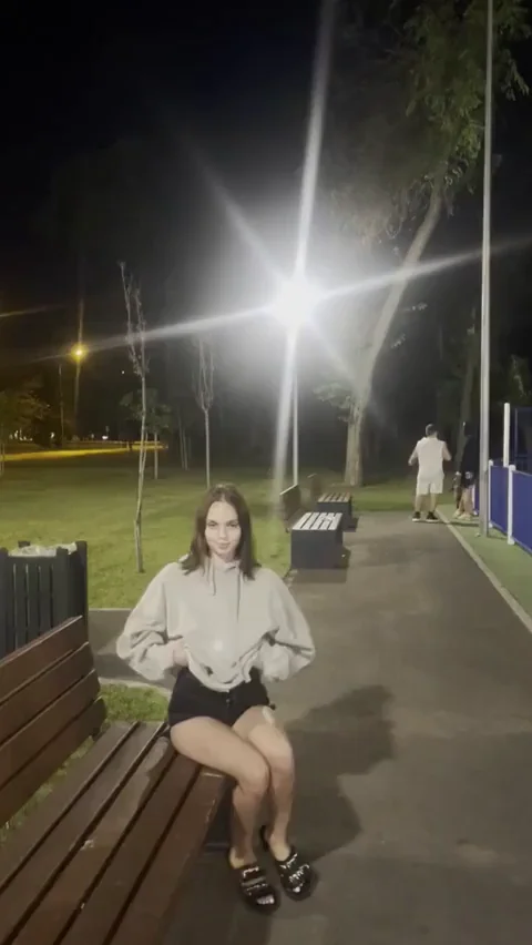 🌃 MILF Flashes Massive Tits in Public Park View 🍈🍈