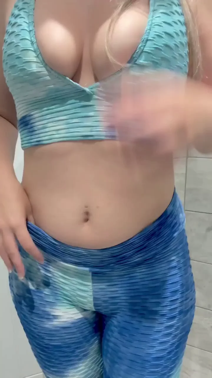 MILF's Juicy Ass Ready to Bounce on Your Cock 🍑💦