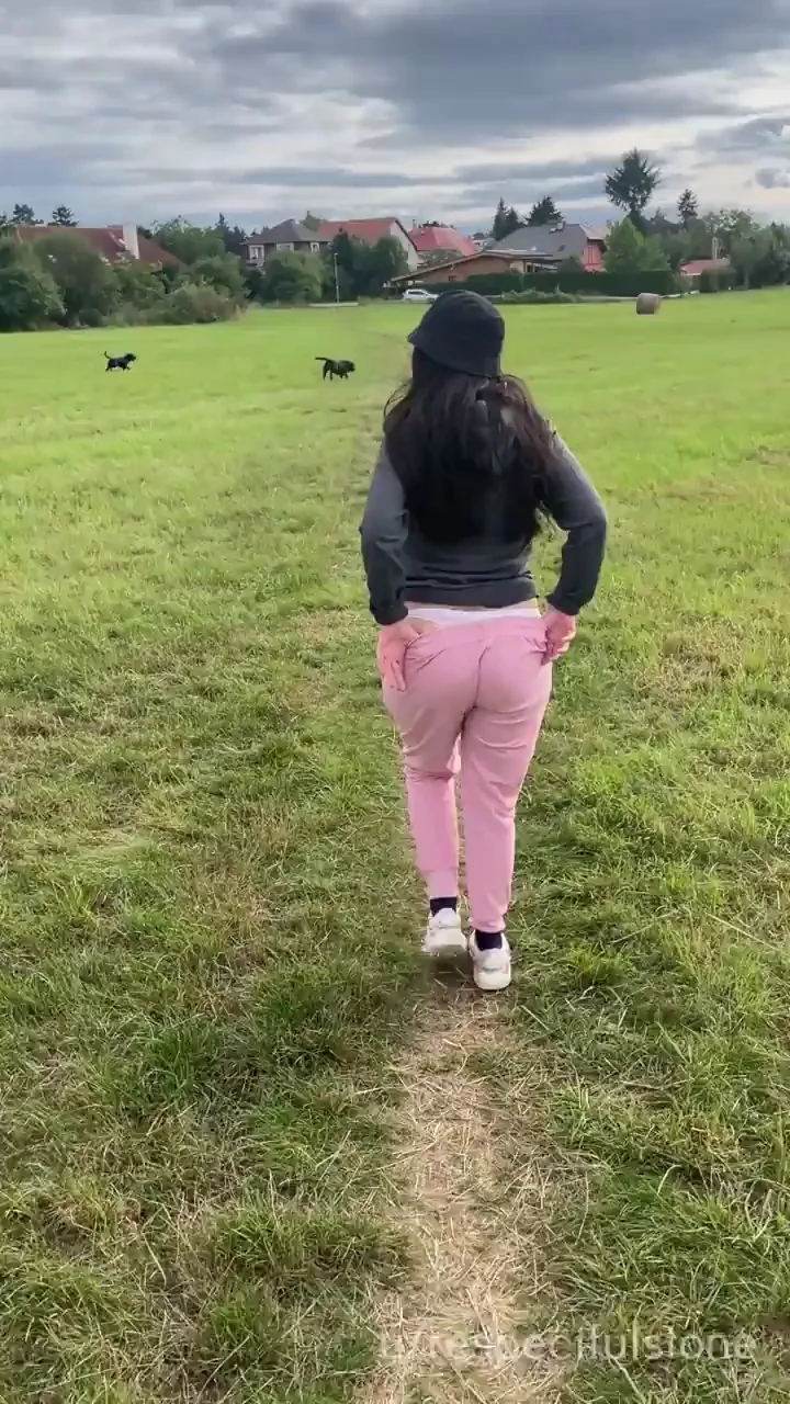 Real Mom Needs a Motherfucker in Tight Pink Pants 🍑🔥