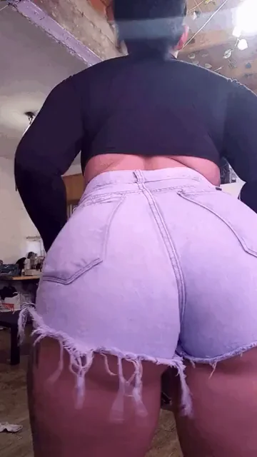 Bring your face closer to enjoy this twerking