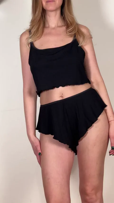 Don't Be Shy, Dive into My Juicy Hairy Pussy 😈🍑
