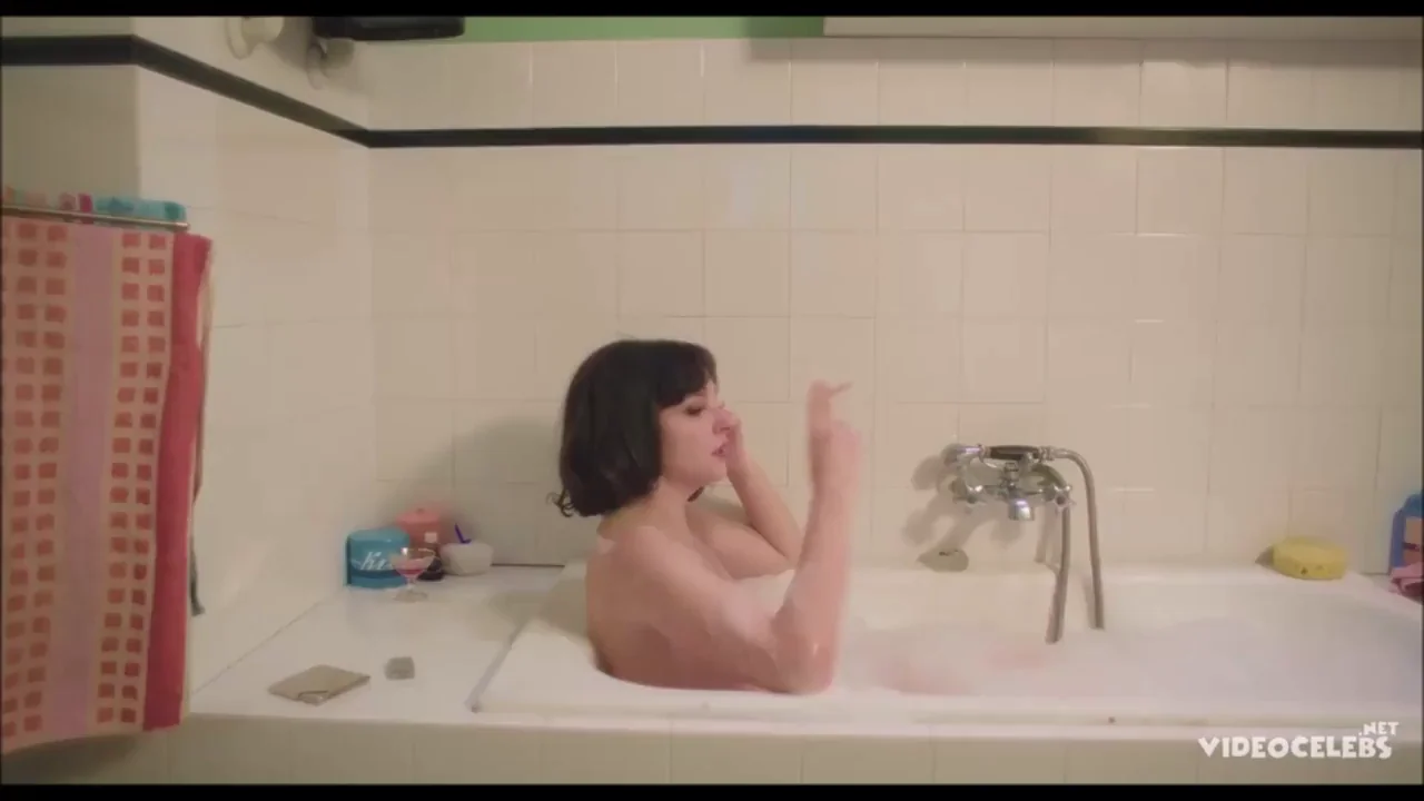 Maria Debska's Steamy Tub Tease - Autumn Girl Full Nude Splash (2021)