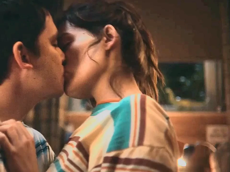 🔥 Emma Mackey’s Steamy Kiss & Sideboob Tease in Sex Education S04E07 💋