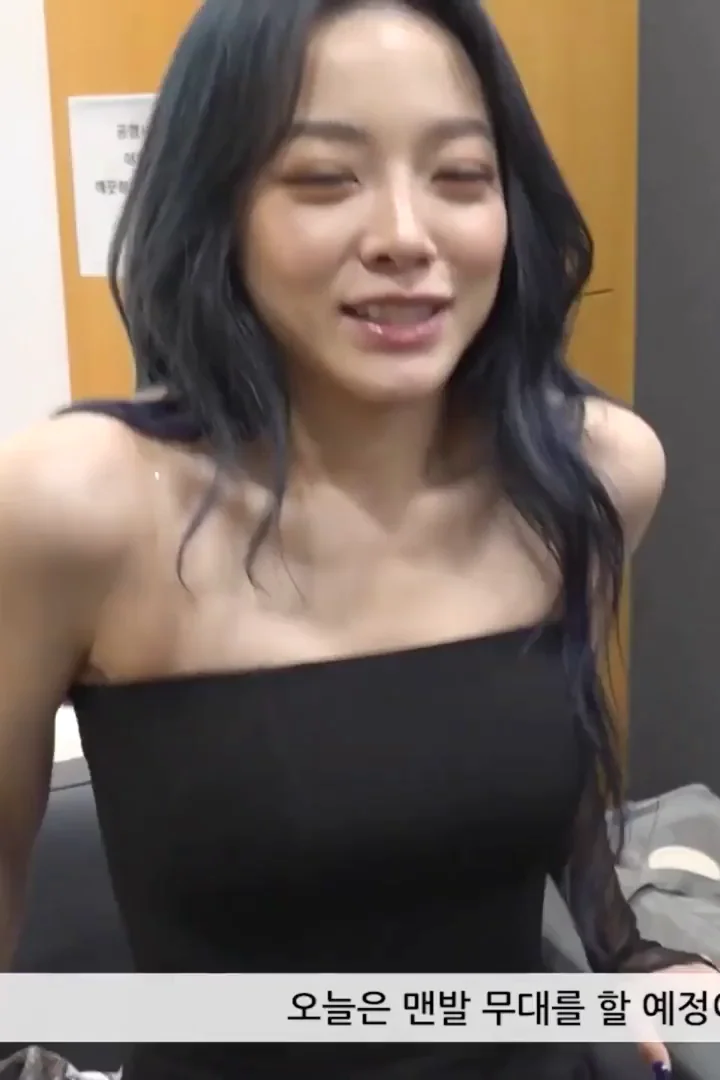 Kim Sejeong's Slutty Black Dress Tease - Kpop Fap Fuel