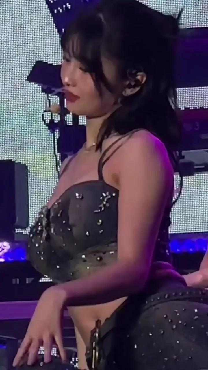 Momo TWICE Stage Slut Tease 💦🔥
