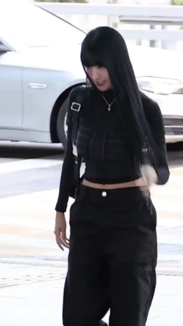 Natty from KISS OF LIFE 😍🔥 Black Crop Top Tease