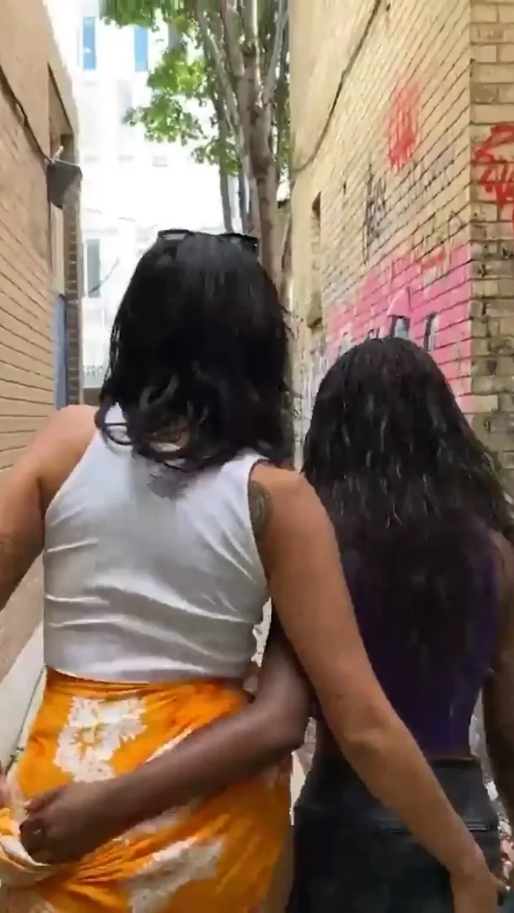 Street Sluts Flashing Asses in Alley 🔥👯‍♀️🍑