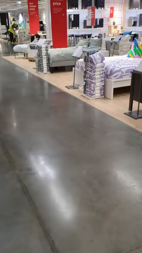 I love flashing in the store. [GIF]