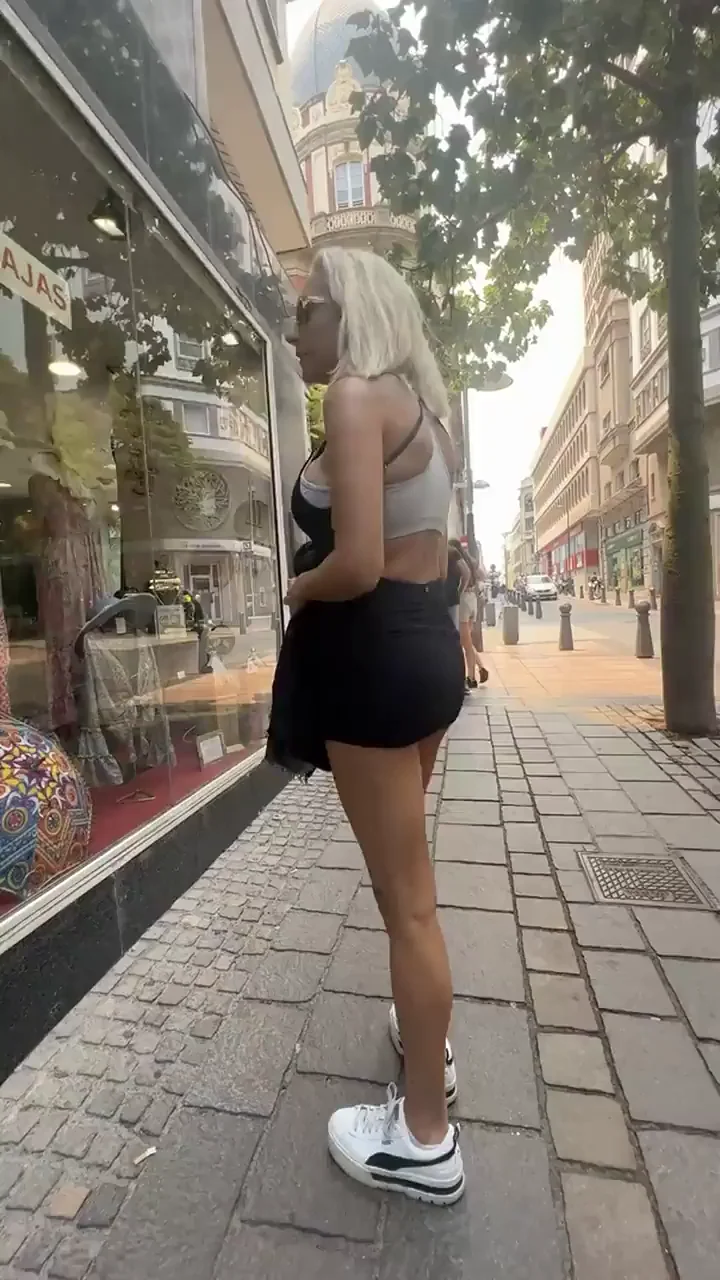 What to Wear When Flashing in Public - The Essential Rules