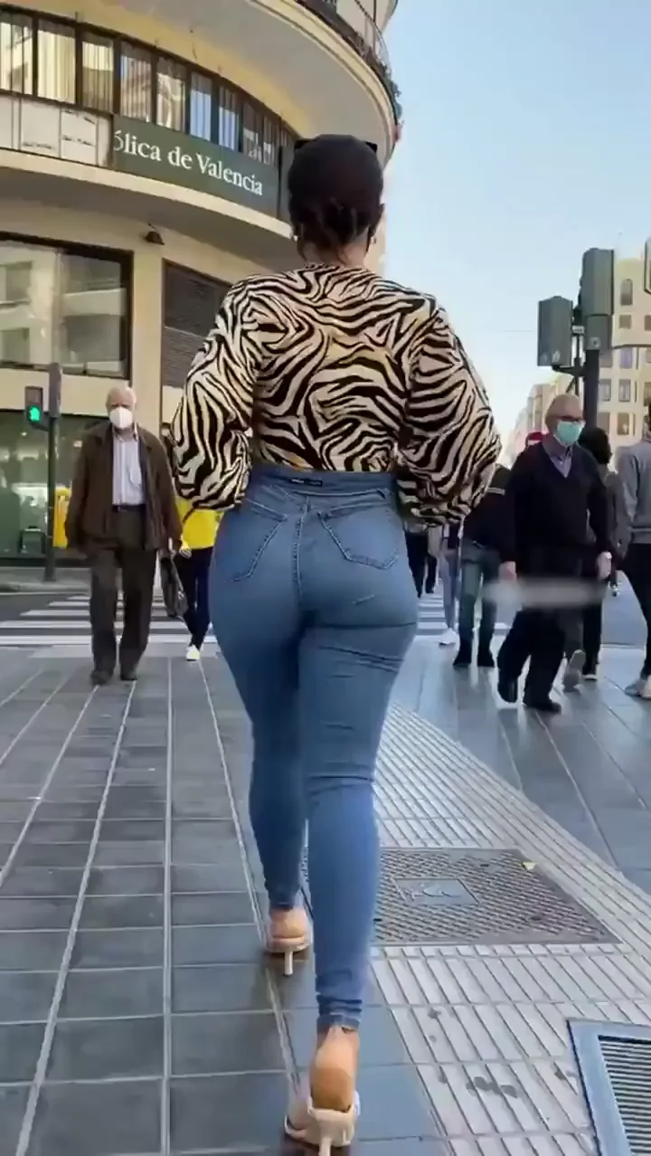 Public Ass Flash: Thick Booty Tease in Tight Jeans 🍑🔥
