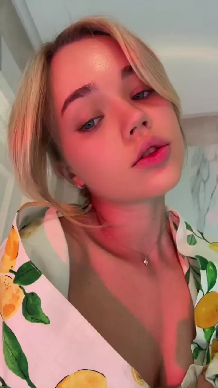 Naughty Blonde CamSlut Teasing Tits 😈🍋💦
