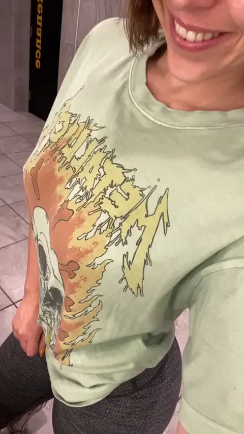Happy Teasing Thursday! Big Tits MILF in Metallica Tee 😈🍑
