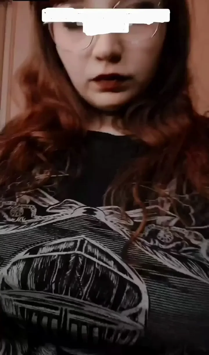 Goth Babe Stretching Her Massive Tits Over Epic Print 👆🍒