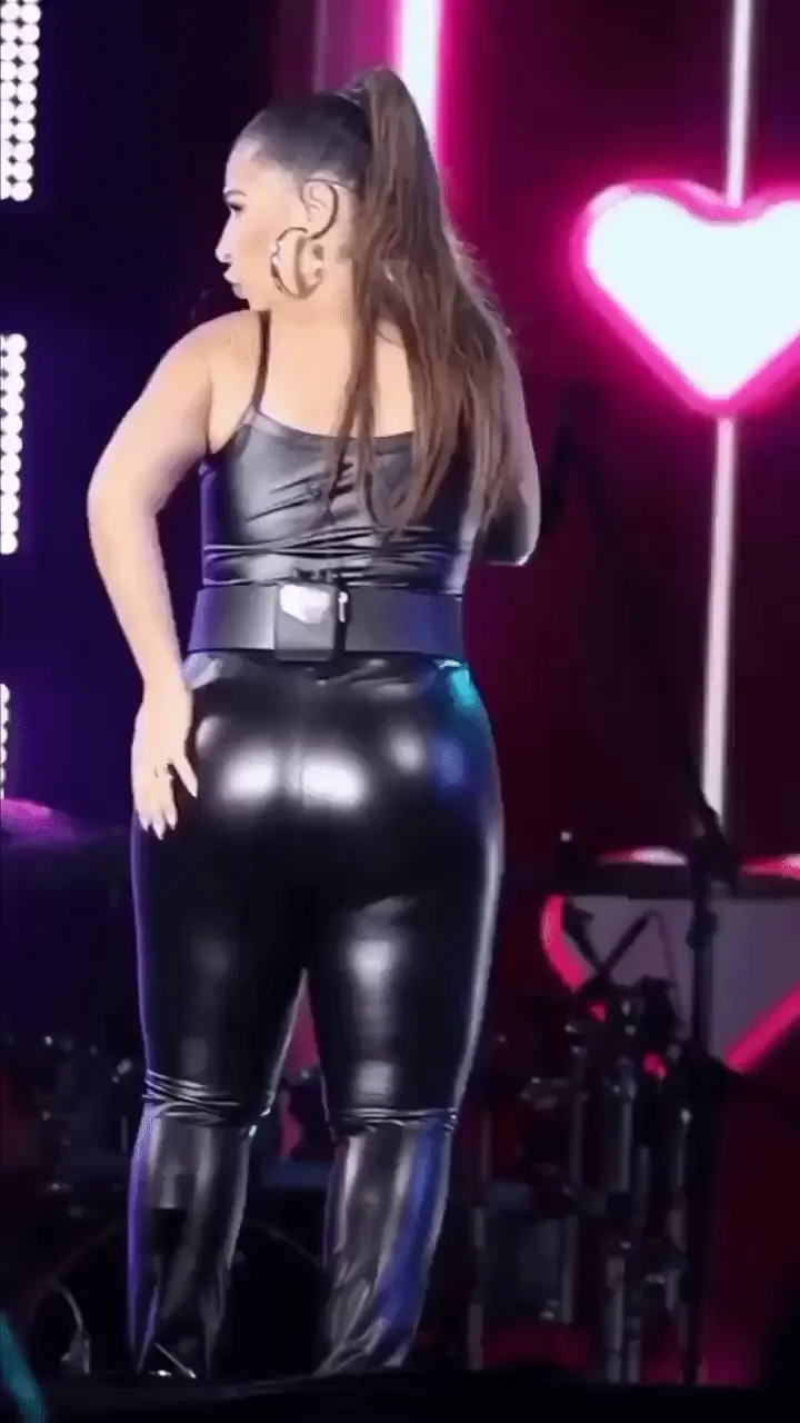 Simone Mendes - Brazilian singer
