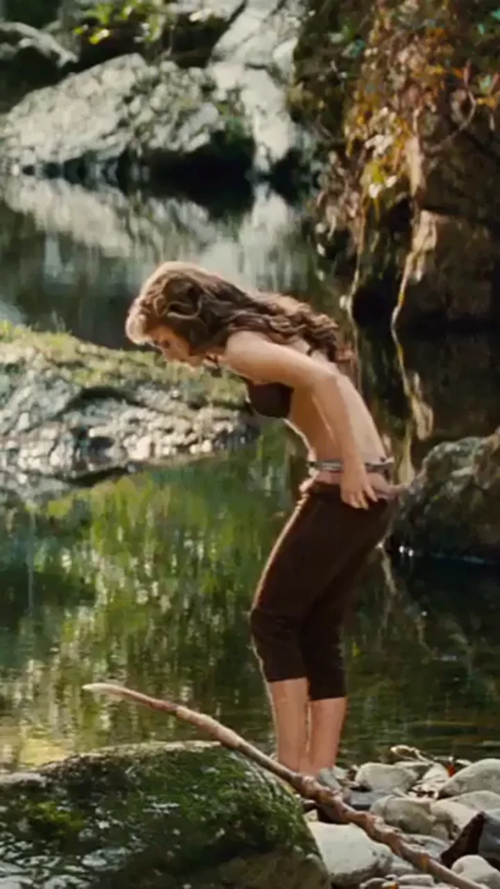 Natalie Portman's Juicy Bikini Booty Bendover 😈🍑