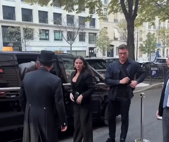 Selena Gomez's Massive Tits Tease in Tight Coat 😍🍒👅