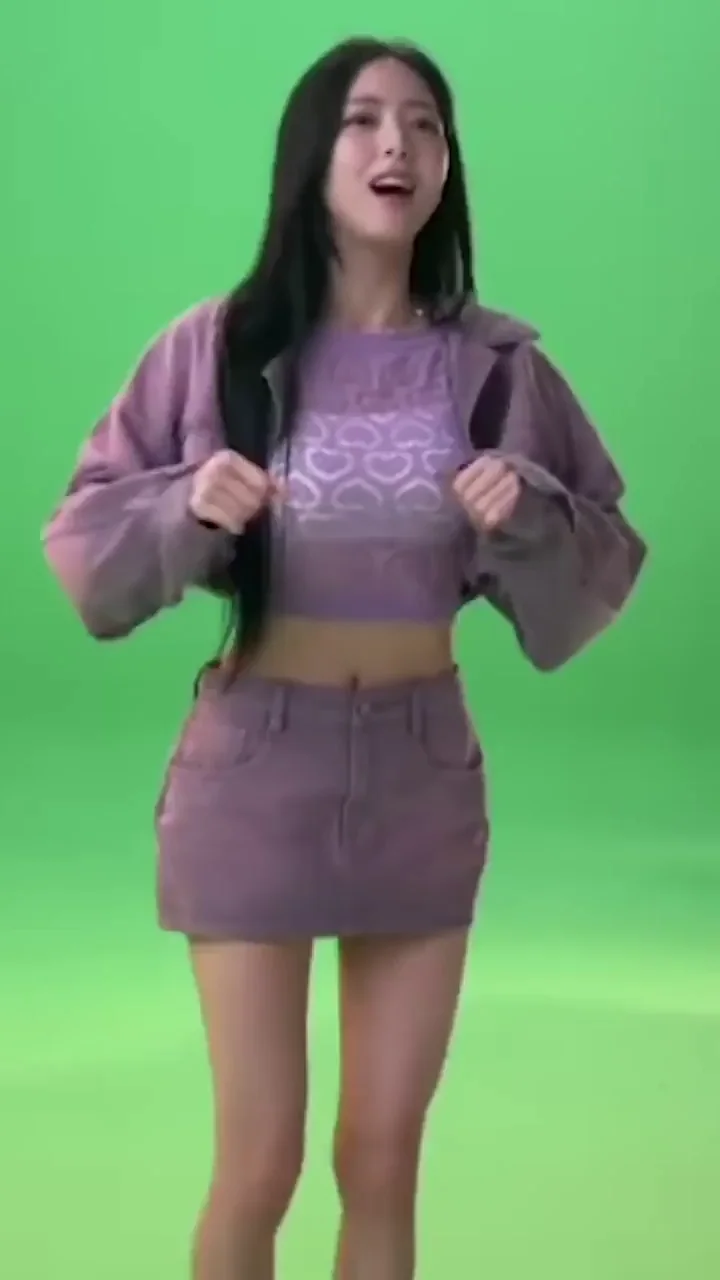 🔥 ITZY Yuna's Slutty Dance Tease in Tiny Skirt 💜🍑