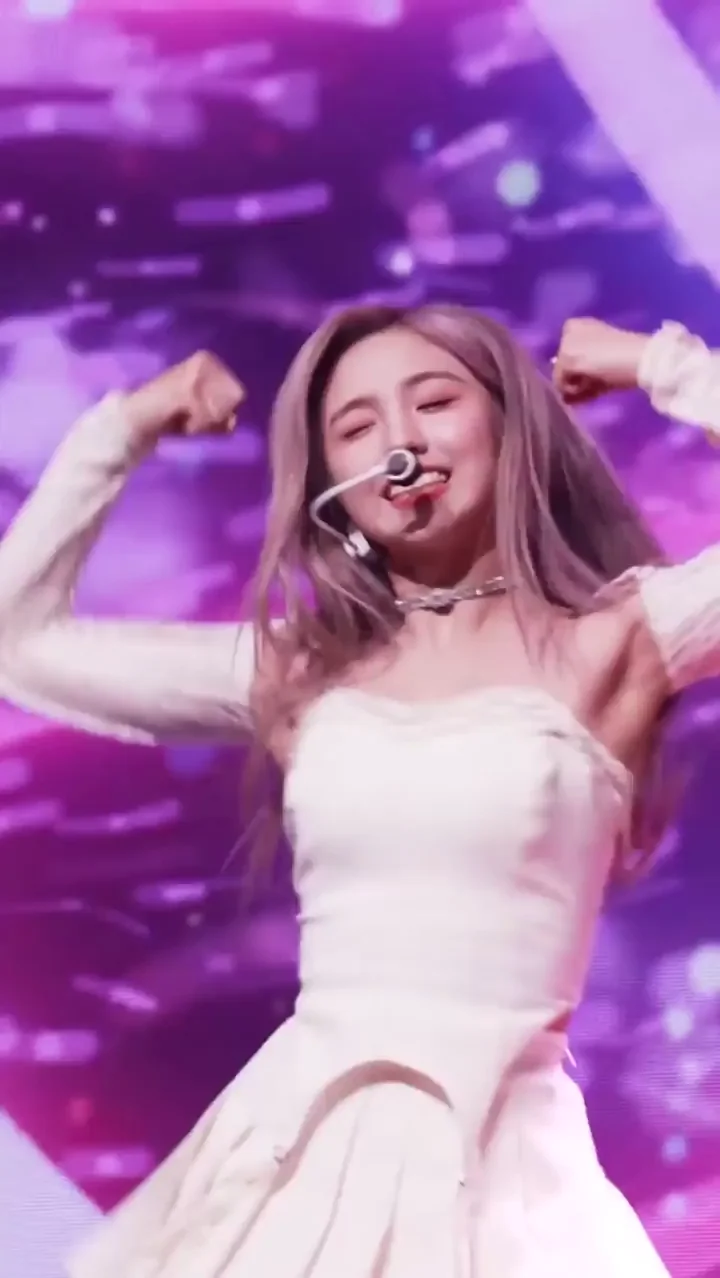 Kep1er Yeseo Teasing in Tight White Dress Performance