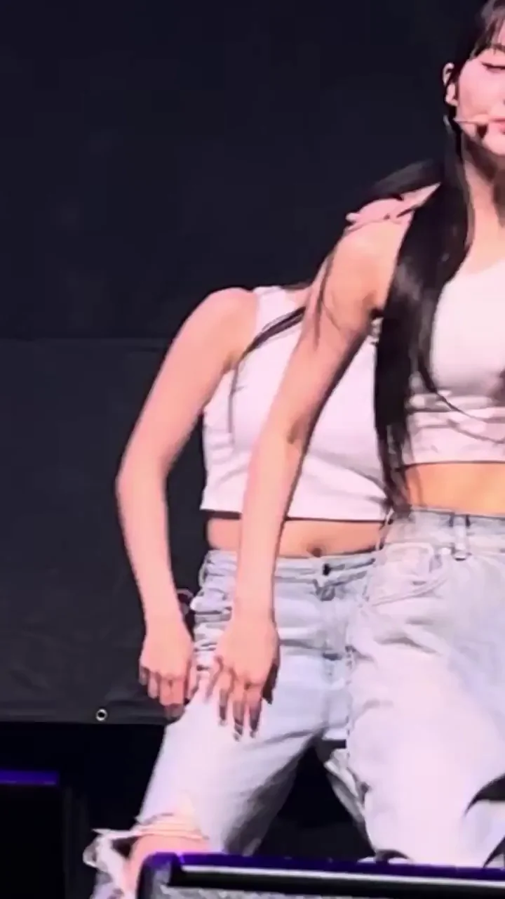TripleS Sohyun's Slutty Stage Tease: Ripped Jeans & Perky Curves