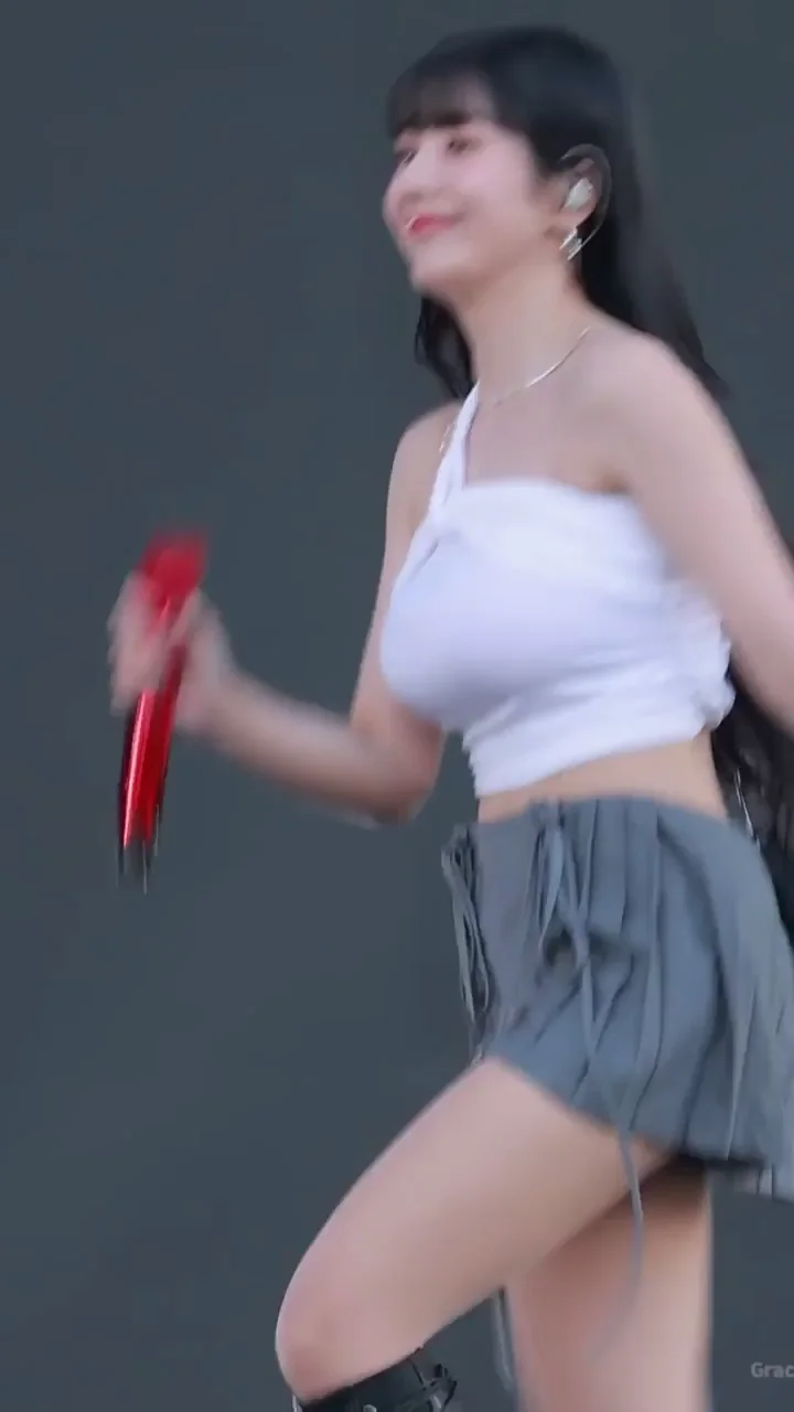 🔥 Kwon Eunbi's Slutty Stage Tease 💋 Kpop Fap Fuel