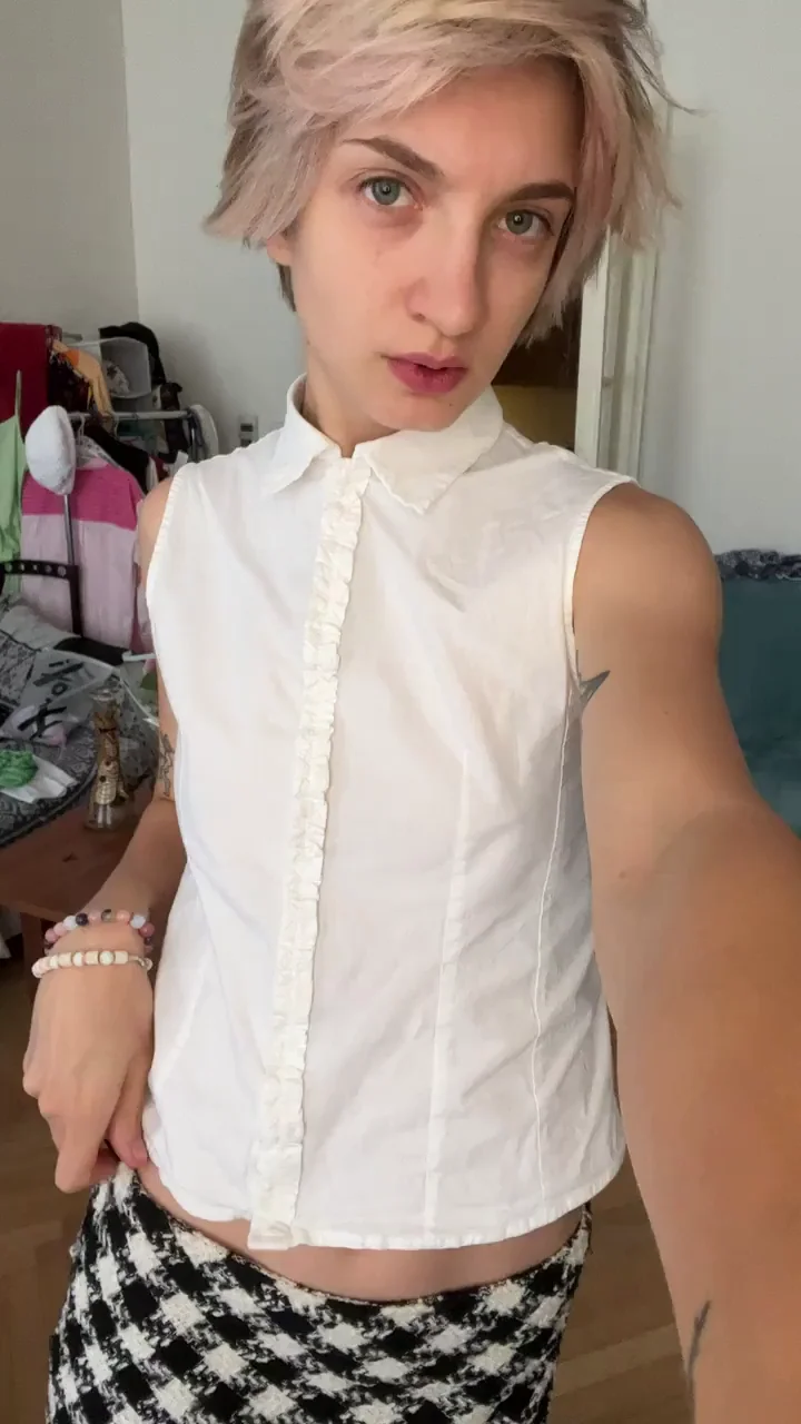 Im just a art girl who flash her small boobs