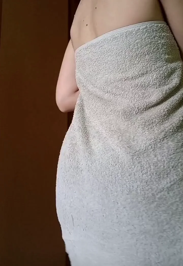 Nipple-Pierced Slut in Towel Teases Her Juicy Ass Curves