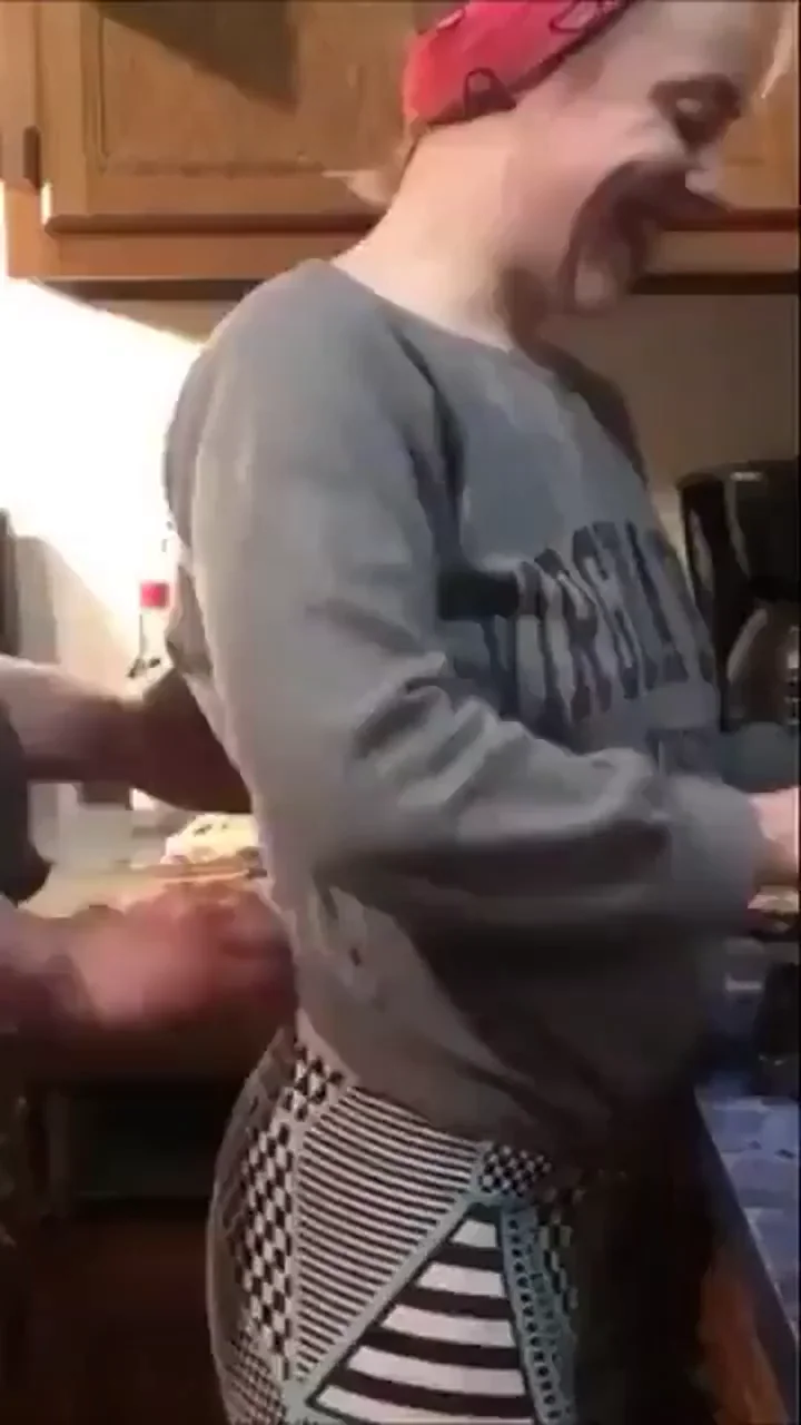 Anyone has a longer or the full version? Dying to know (Milf getting fucked in the kitchen 01:36 minutes long)