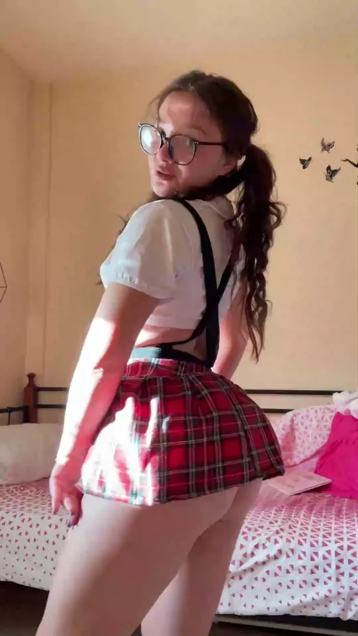 18yo Cheerleader Slut Begs to Ride Your Cock 😈🍑