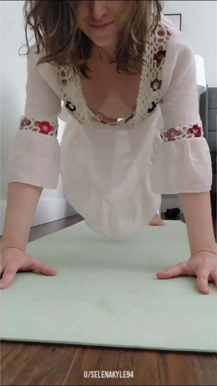 Petite Babe's Downblouse Pushup Tease 💦🍑