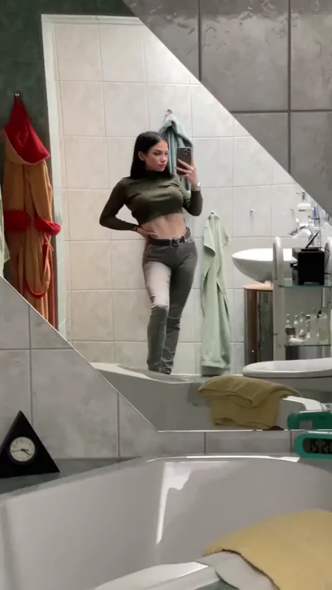 Hot Teen Flaunts Rock-Hard Flat Tummy in Gym Mirror Tease