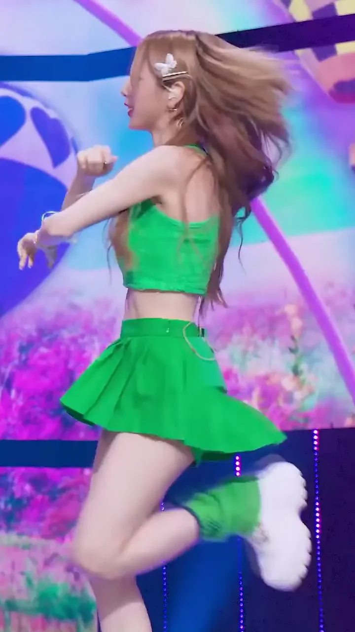 Yeonhee EL7Z UP Green Skirt Tease 💚🍑🔥