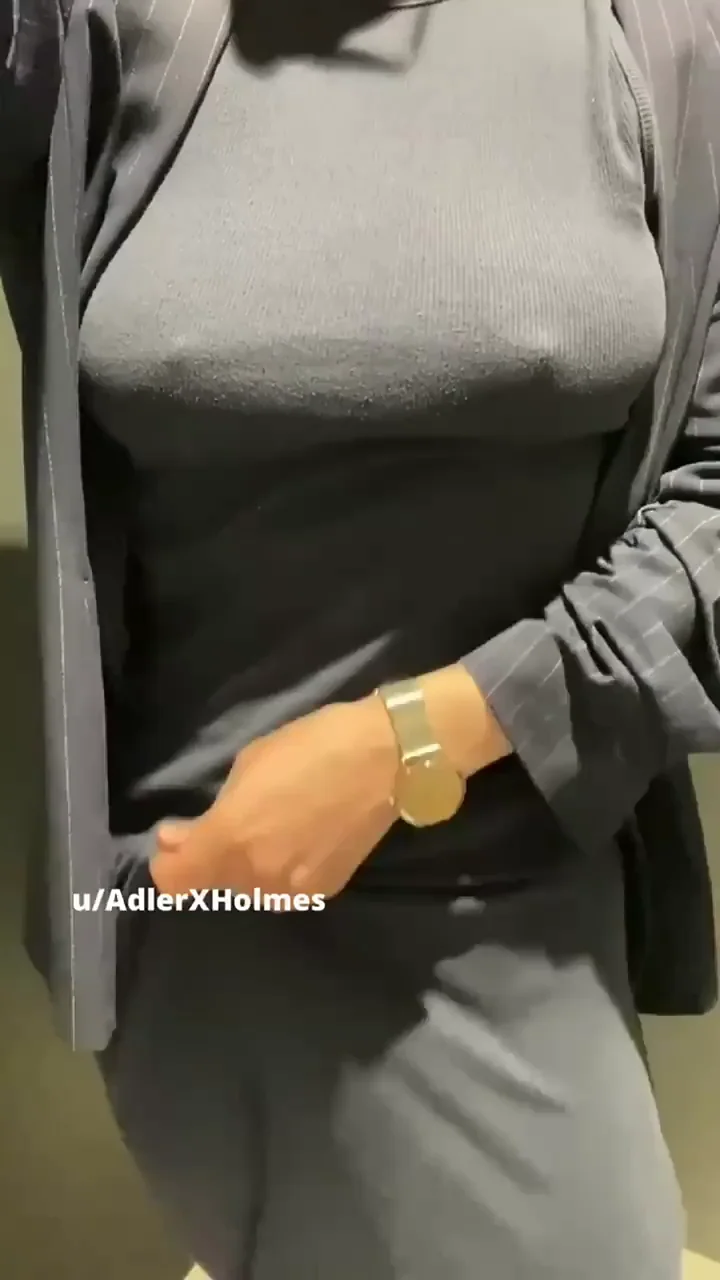 Going braless at the office makes me horny 😁Œ