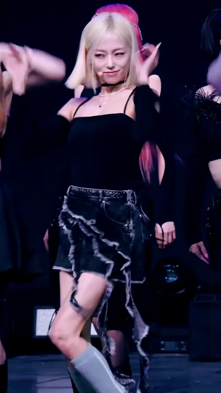 EL7Z UP - Yeeun