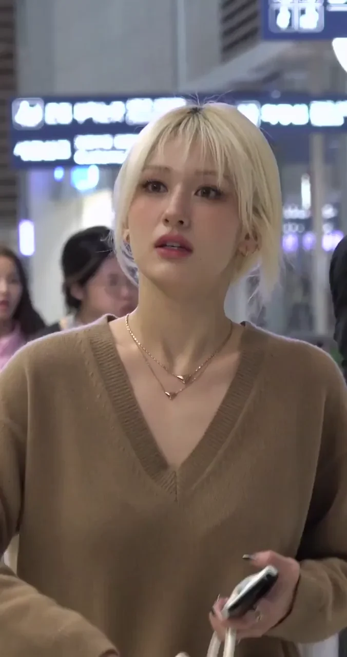 Jeon Somi’s Sexy V-Neck Tease in Public 😍👅