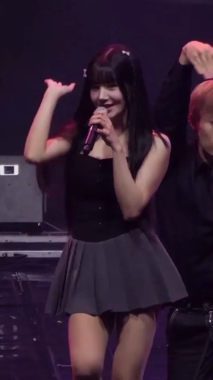 Kwon Eunbi's Sexy Kpop Mic Tease Dance 🍑🎤🔥