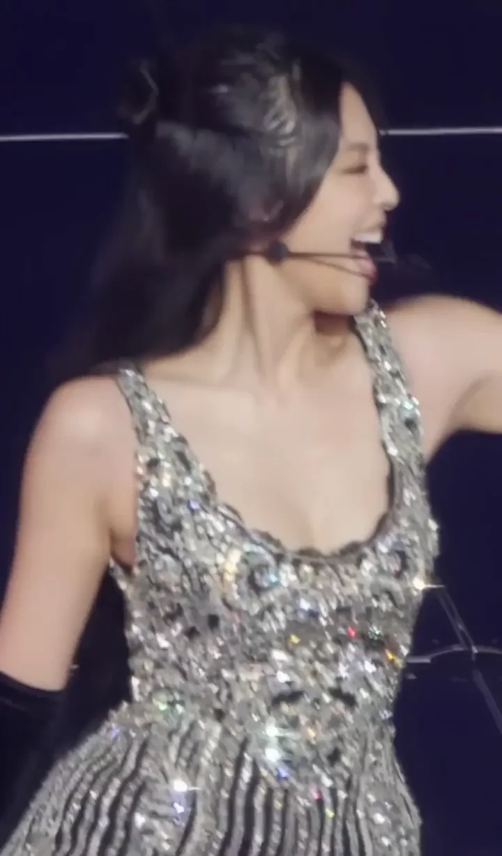 🔥 Blackpink Jennie Sparkly Dress Tease on Stage 💦