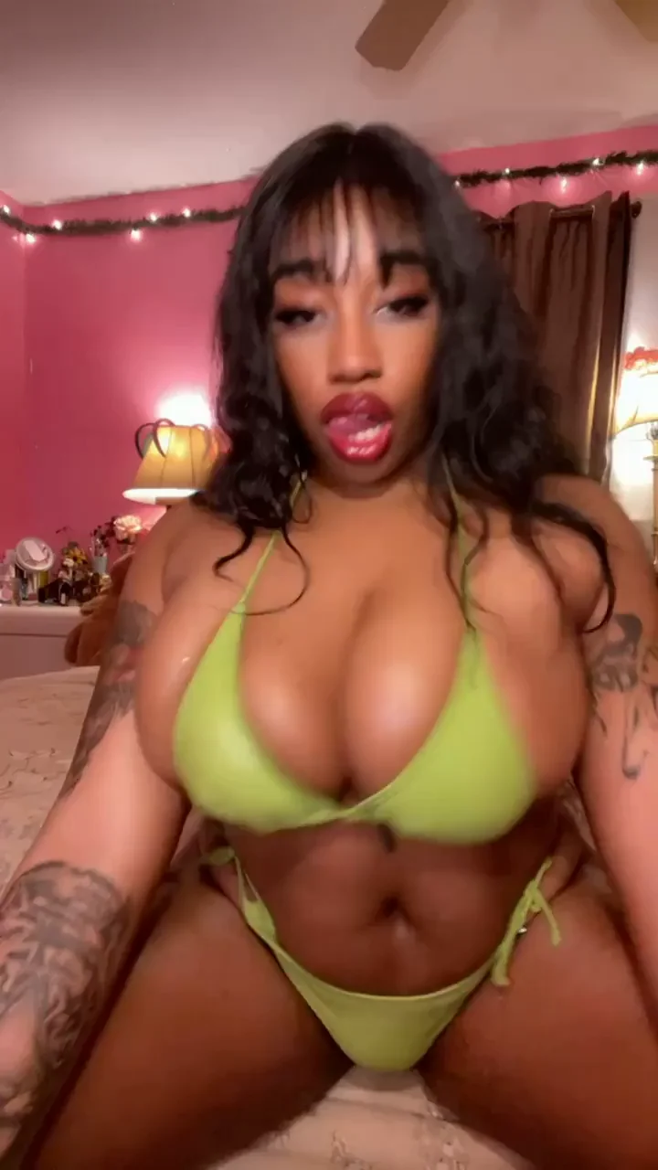 Would You Cum Inside This Thick Ebony Bikini Slut? 🔥🍑