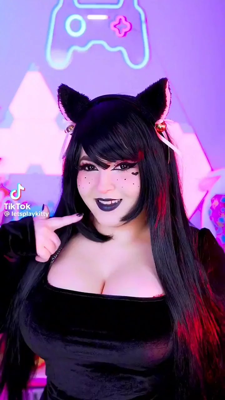 Big tiddy curvy goth dancing 😁
