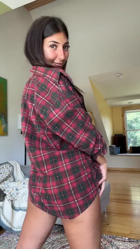 It's almost fall and I thought I'd show off my body in my favorite flannel! 😁