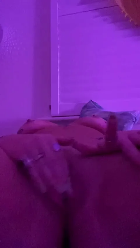 Craving a Tongue on My Dripping Pussy 😛💦