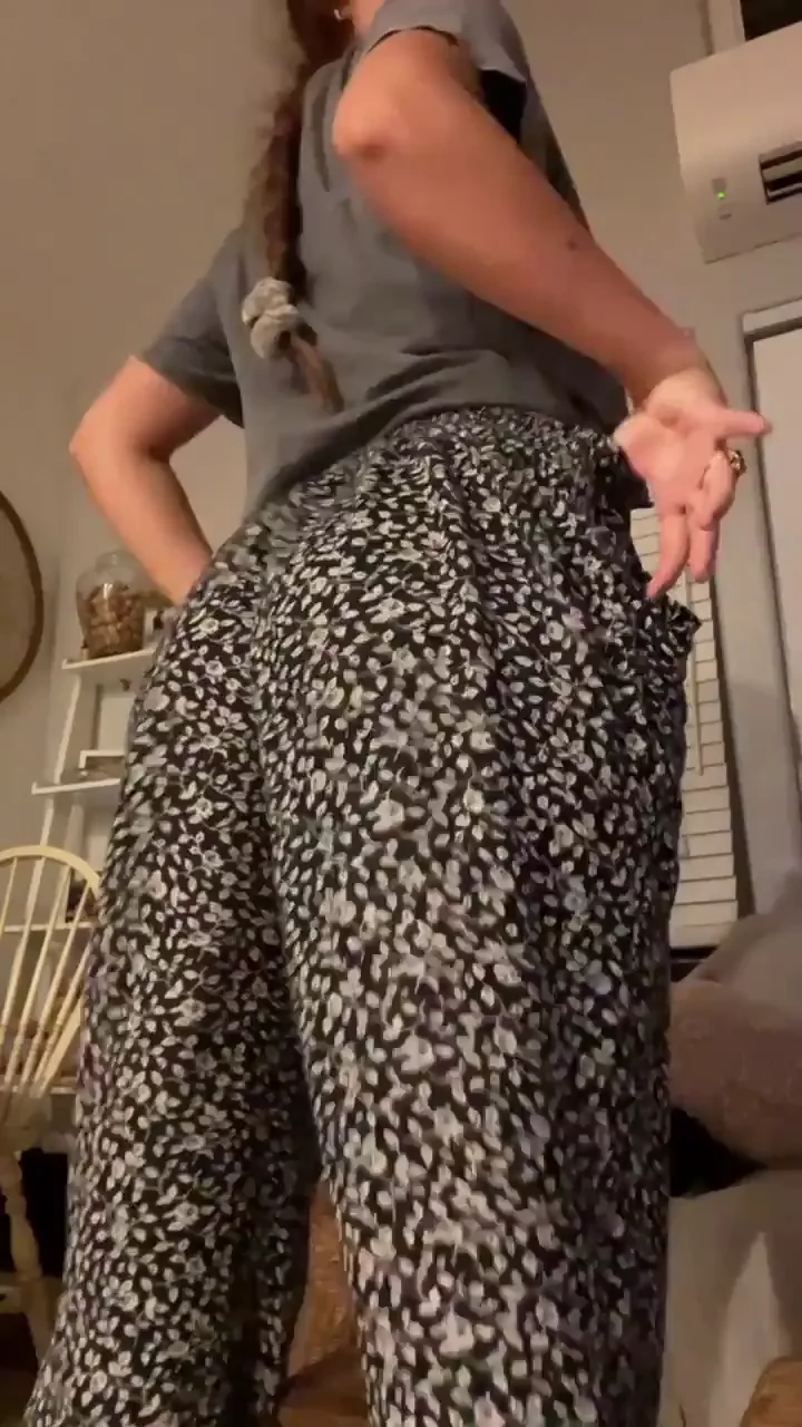 Let me be your booty queen baby