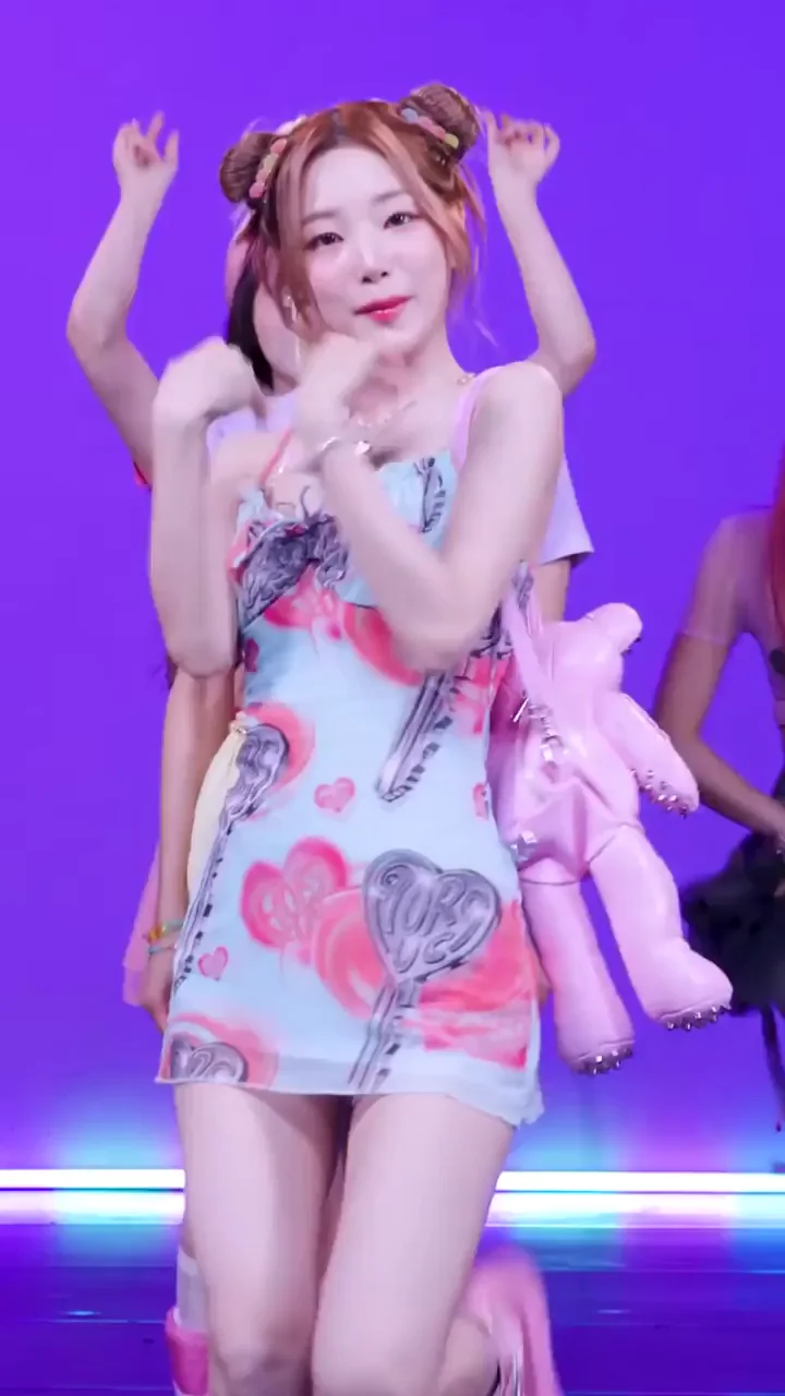 EL7Z UP Yeonhee: Slutty Bunny Buns Tease on Stage