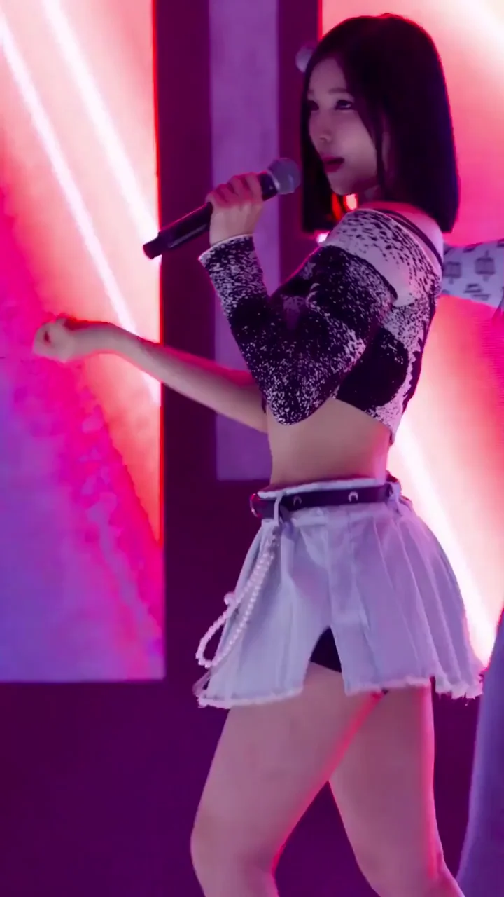 ALICE Sohee's Sexy Mic Tease and Skirt Flash