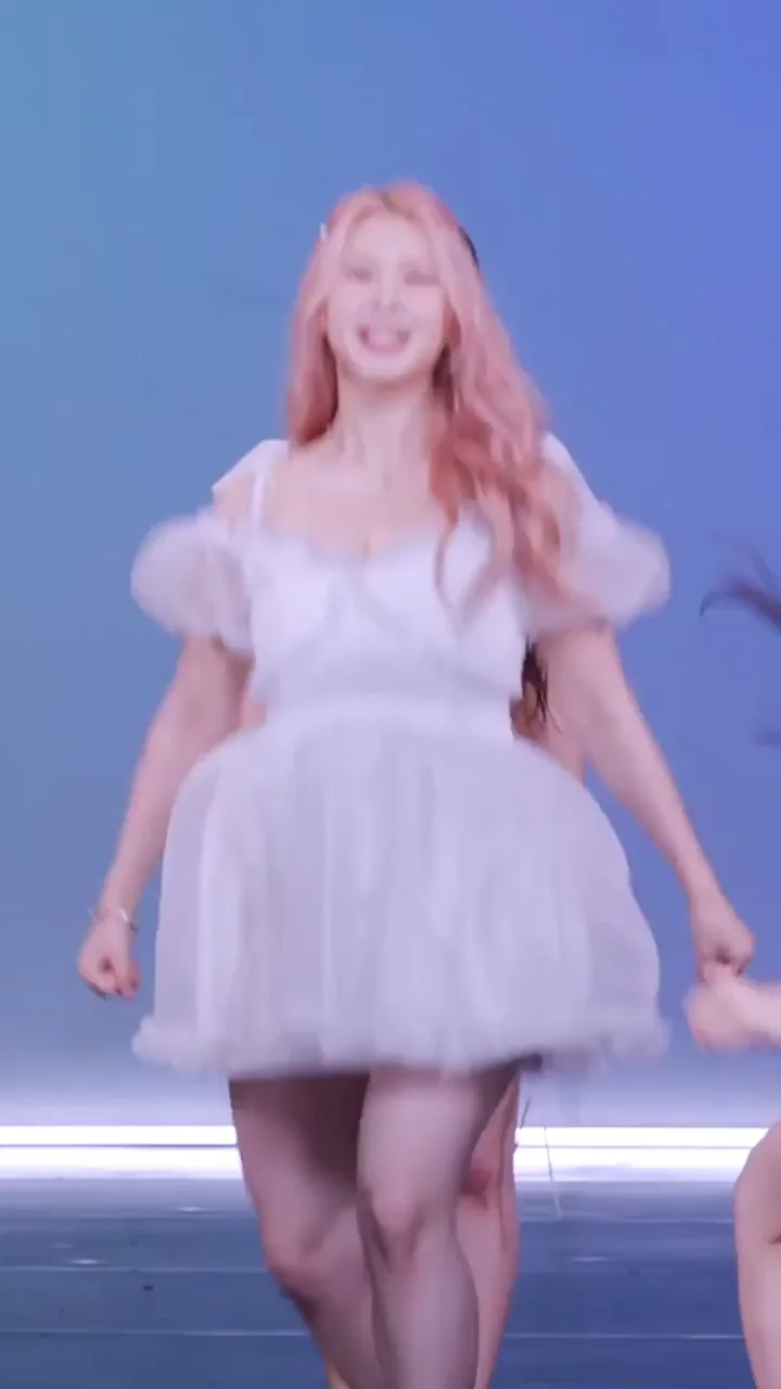 Purple Kiss - Swan